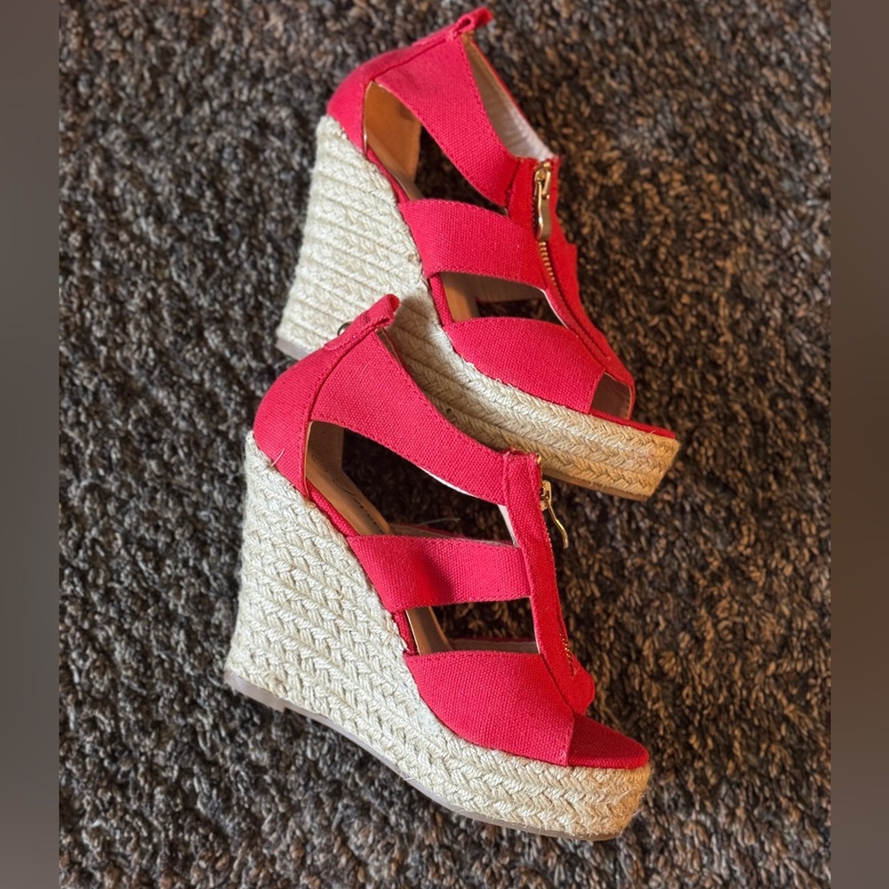 NEW ♥️ Gorgeous front zip Wedge style Heel with Gold trim